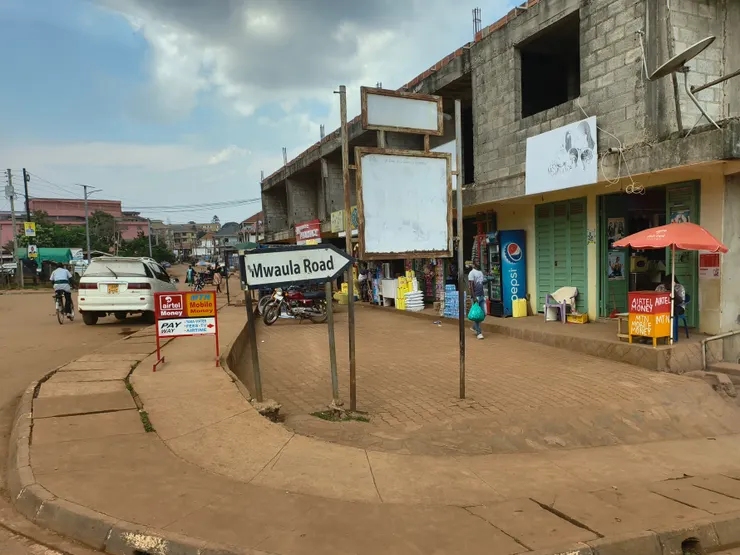 恩德培仍在施工中的建築,一樓已經開始營業。