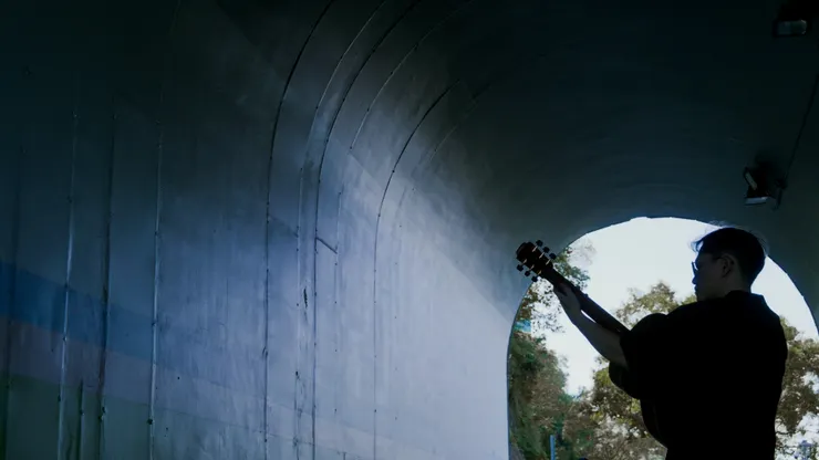 李軍以細膩的指彈語彙與真摯的主題創作受到關注。 (圖/風潮音樂 提供)