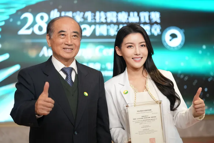 SNQ 創辦人 國家品質標章 王金平董事長 與 百萬粉絲 高敏敏營養師 合影（ 白袍聯盟 翁兆緯攝）