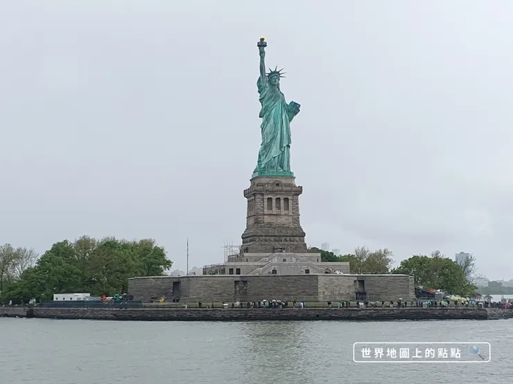 船逐漸靠近自由島,遠拍自由女神像