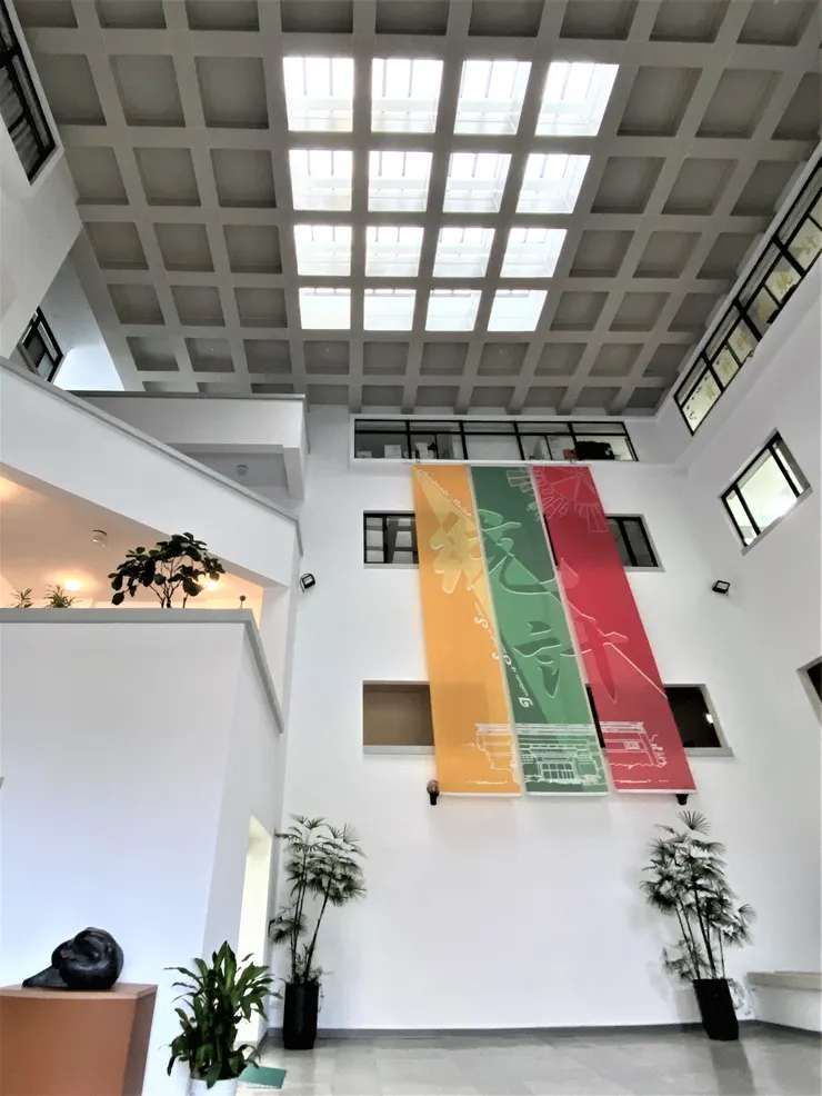 統計所挑高的大廳，十分氣派，自然採光從格子梁天花落下