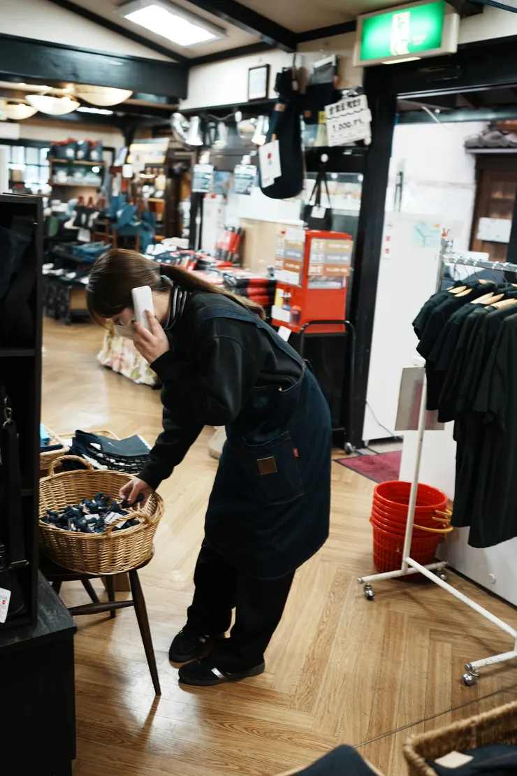 身上穿著自家商品的店員