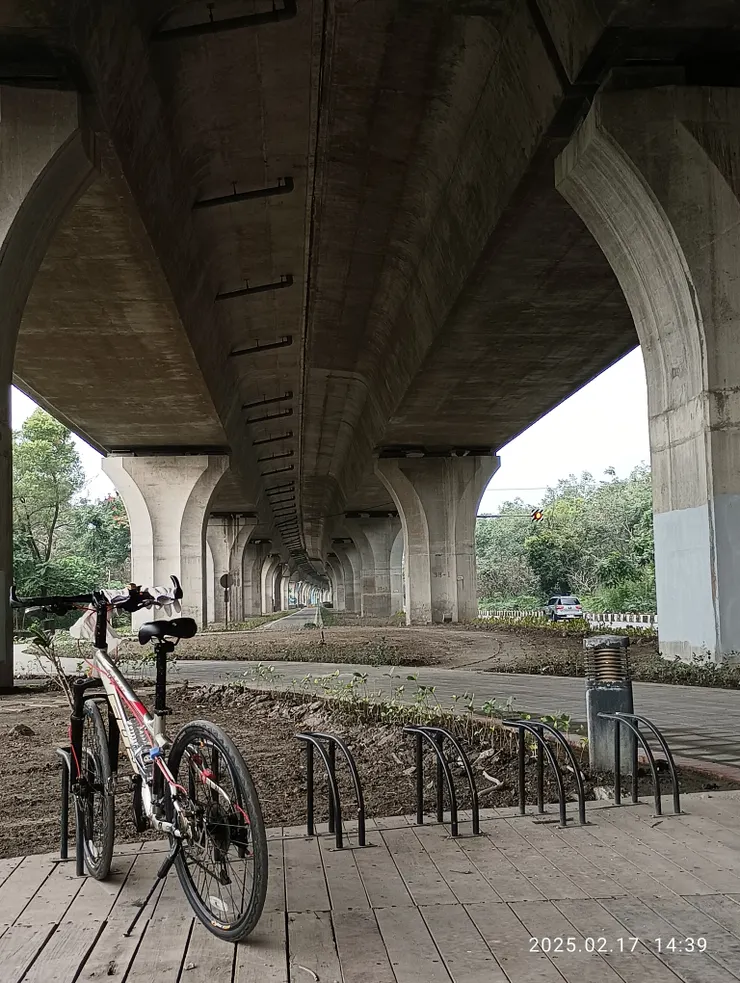 昨午后本欲山登，天陰改單騎國道