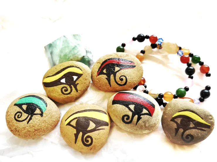 照片為【梵靈乾坤】手繪玄靈石—【荷魯斯之眼】系列創作 版權所有