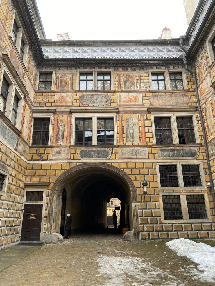 看似立體的牆面，卻是平面的彩繪