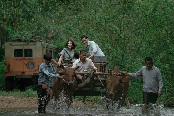 坐著牛車到苗族山區放映電影，圖片來源：Netflix