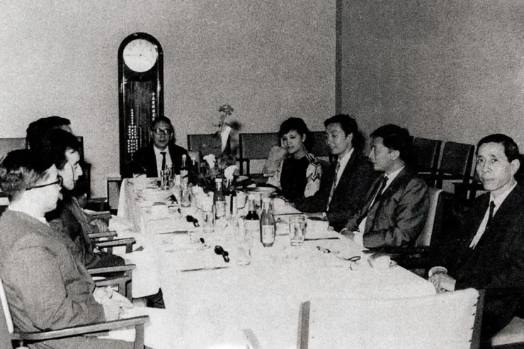 1966年為推動民族音樂發展的籌備會議，由俞大綱擔任主席。右起依序為范寄韻、史惟亮、黃忠良、江青、俞大綱，左二為許常惠。 圖／國立傳統藝術中心臺灣音樂館