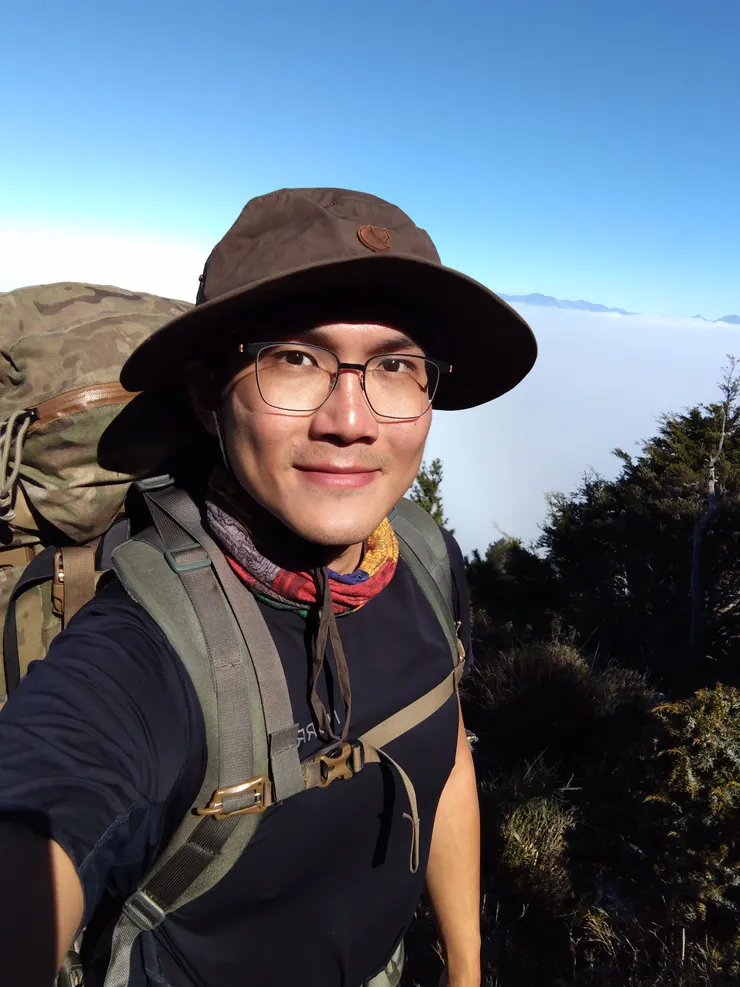 第二天重裝登頂美奈田主山前的自拍,這張是本趟最滿意的自拍之二,除了陽光明媚外,後面幾天鬍子長出來,看起來實在太流浪了呀XD