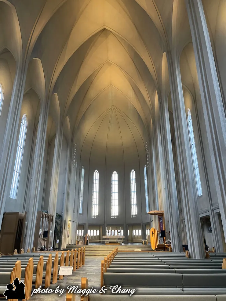 冰島最高的哈爾格林姆教堂,高73公尺,兩側直柱象徵火山形成的玄武岩柱。教堂內明亮簡約,典型北歐風,最特別的是擁有5,275根管子的巨大管風琴,十分震撼。