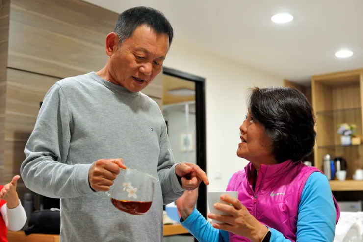 【相約四零一泡茶咖啡談天歌唱！佳源已泡上爾祥帶的普洱茶。】