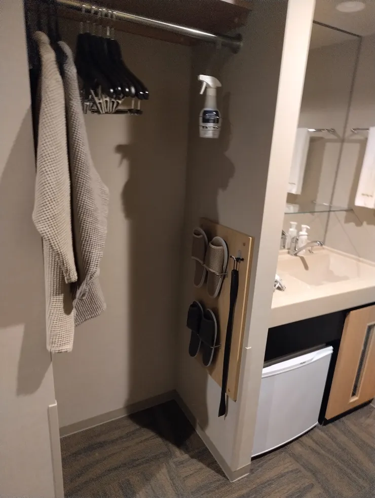 玄關左側有放衣服跟行李箱的空間