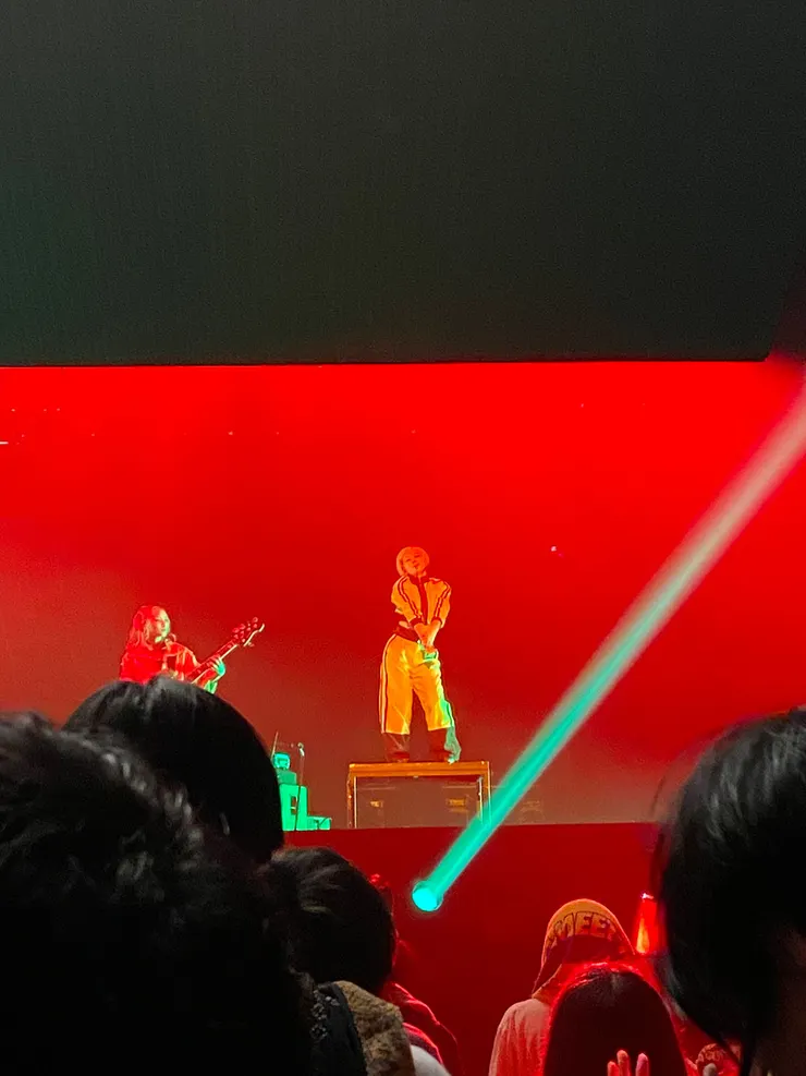 唱這首的時候鋼琴手 Misohagi Zakuro 也會站上去跳舞，雖然其他首她也有跳，不過都是在鋼琴前面不會特別站上去跳