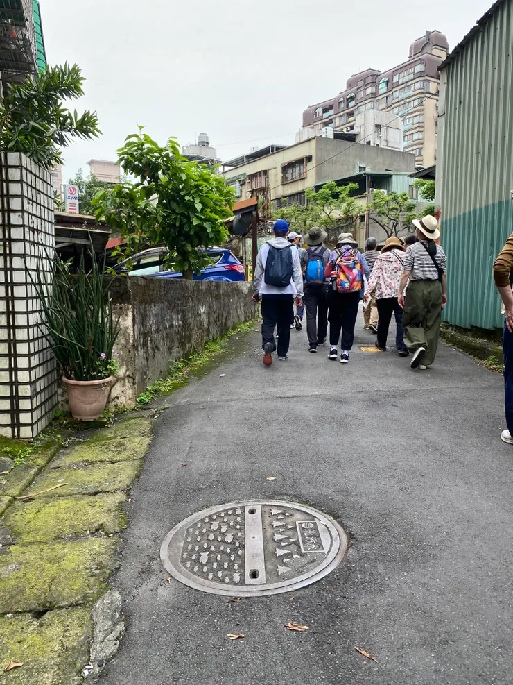 辛亥路四段211巷地面有許多汙水孔蓋