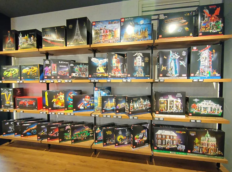 太壯觀了! 看到這滿滿一整櫃還沒拆封的樂高,是不是有種莫名的興奮感?