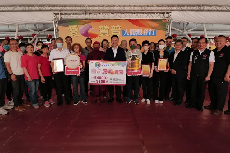  靈鷲山今年共募得5萬4000公斤白米及3209桶食用油，與新北、桃園約3500個弱勢家庭結緣。圖：靈鷲山提供