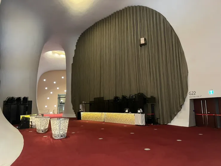 這是二樓音樂廳的入口，我們無法進去。遠方能看到呼吸孔照進來的光線