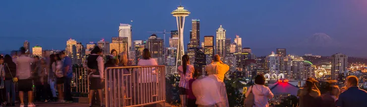『Kerry Park』被認為是城市天際線最具標誌性的景觀，太空針塔位於中心，埃利奧特灣位於西部，雷尼爾山則位於背景。