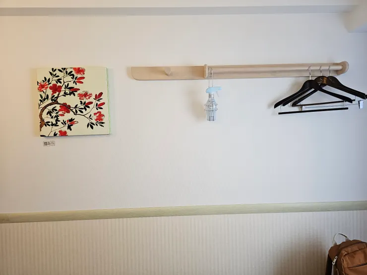 牆上這幅花草畫很療癒,也讓我做了個美夢