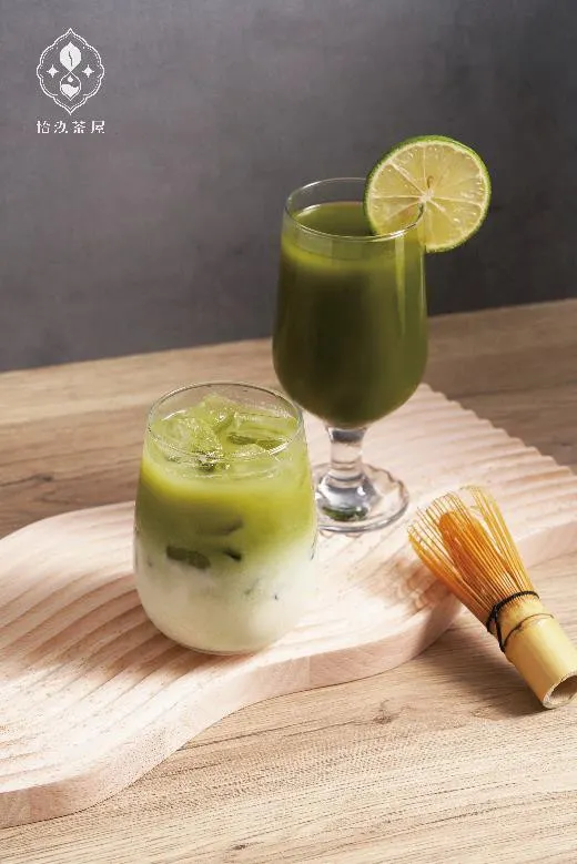 ▲（左）抹茶蕎麥拿鐵，（右）靜岡抹茶香檸。 （圖／拾汣茶屋提供）