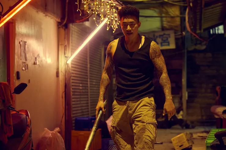 郭泓志在戲中飾演類似「武將」的角色大龍，個性耿直、講義氣，呆萌、話不多的角色特質都很有意思。