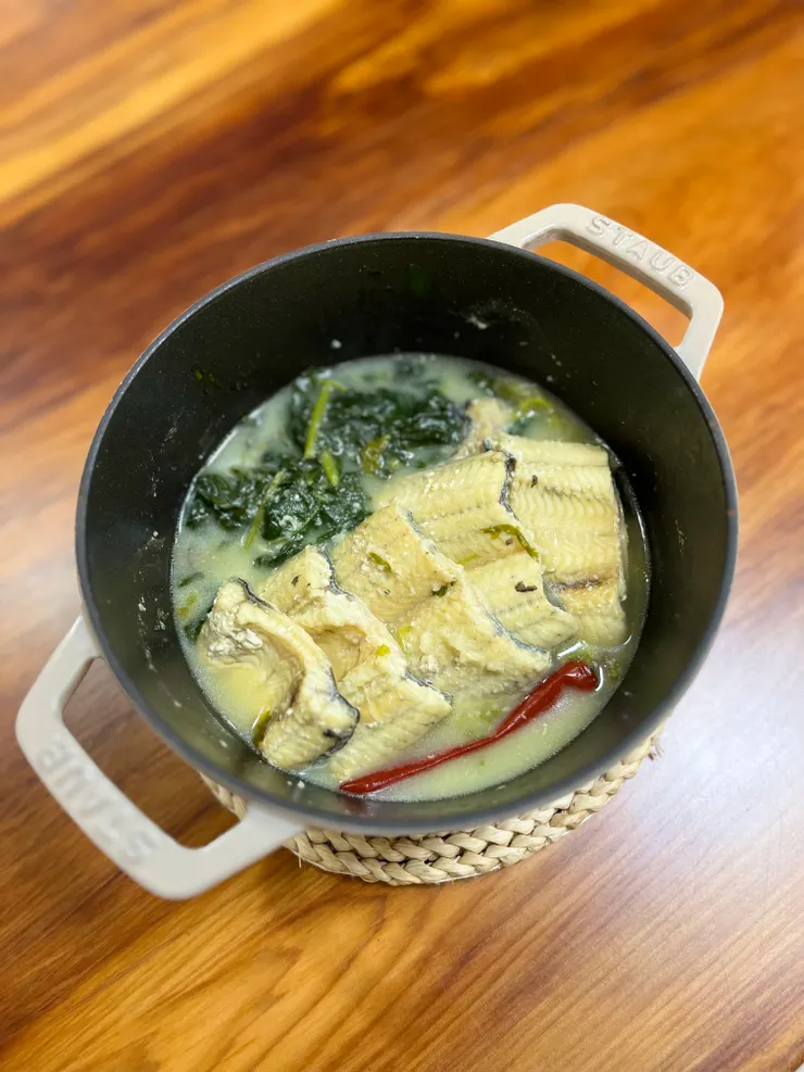 蒜末地瓜葉鰻魚湯