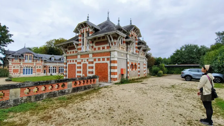 【稍事安頓後，出來晃晃。】