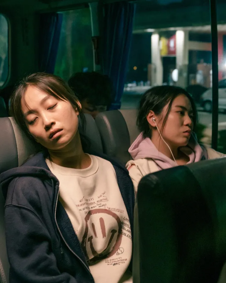 留學只需支付代辦 1,500 美元移工與學生實習津貼同為最低工資，但學生可額外打工，且超時打工不易被發現。來源：《留學生》電影劇照