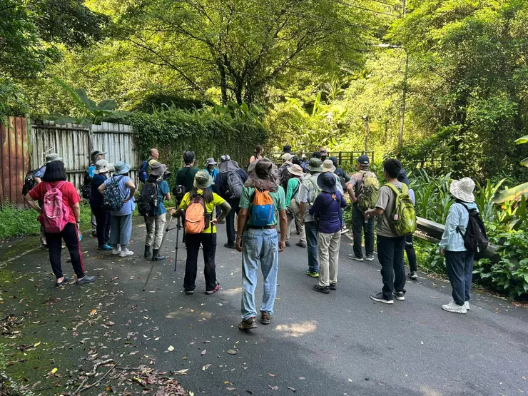 圖 06 主領隊提醒進入山區要留意安全