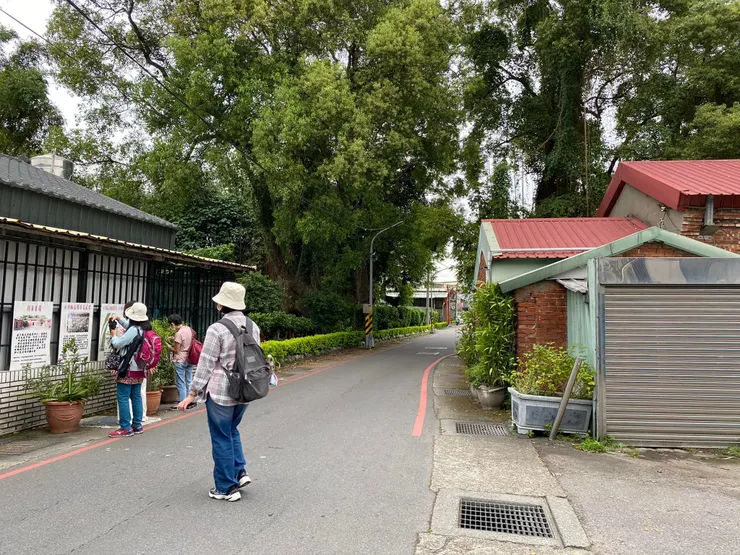 左側為市定古蹟「劉氏古厝」