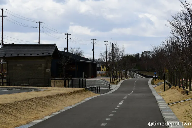 原本的鐵路路廊在廢棄了之後改建為遊步道