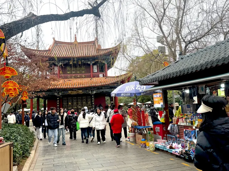 景區內已經非西年聯大文人筆下的幽靜原貌了。