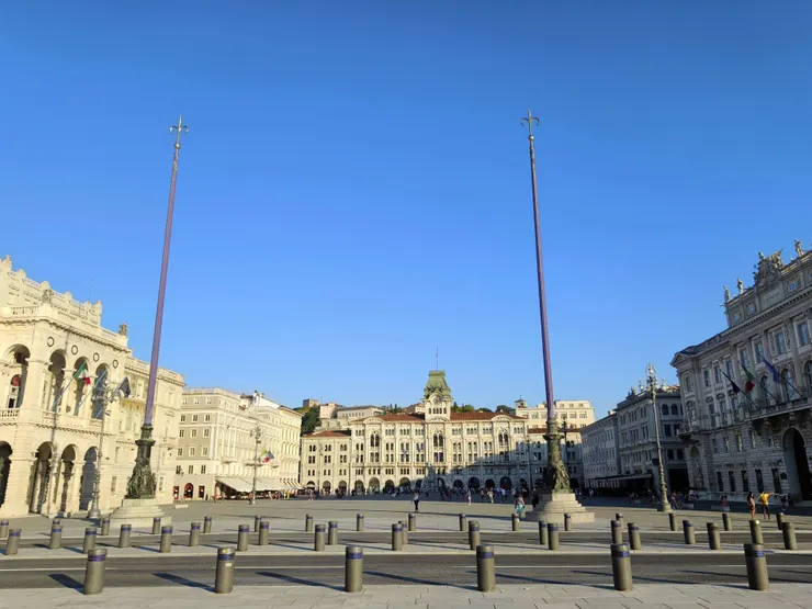 由海邊望向義大利統一廣場的全景