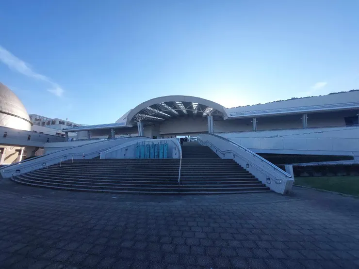 終於到了名古屋水族館，從樓梯往上走就是售票處~