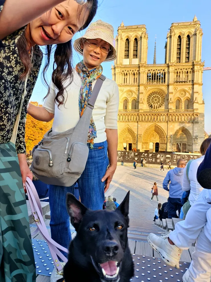 【雙塔猶自矗立斜陽染上玫瑰色澤 雖不能進尊前留影一見仍勝百聞！在廣場看台的老婆、怡青與阿肥 。】