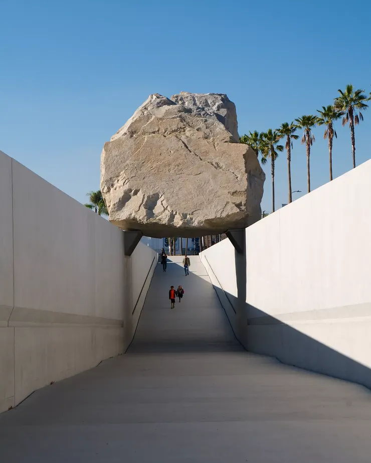 Michael Heizer為Los Angeles County Museum of Art打造的浮石藝術裝置《Levitate Mass》(Frank Fujimoto攝影, Flickr.提供)