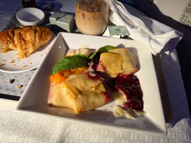 早餐：我點可麗餅，但我不太習慣這種可麗餅濕濕的質地，不巧不合我胃口