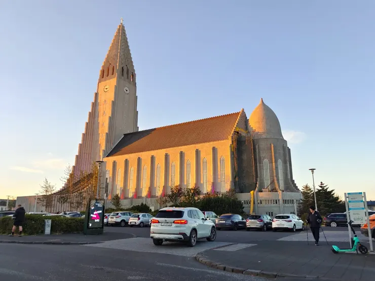Hallgrímskirkja的側面與一般教堂相似。