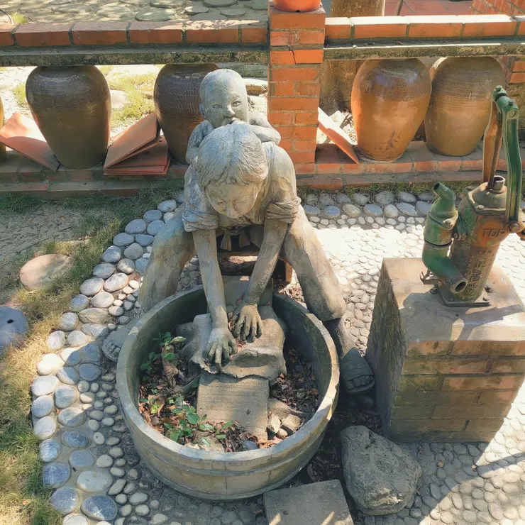 這小孩看我的模樣令我有些心慌(๑•﹏•)