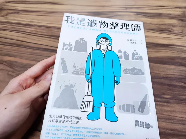 不說教、不批判的同時,以平視角度保持一份對人的同理和悲憫(而非上對下式垂憐)。很欽佩這點。