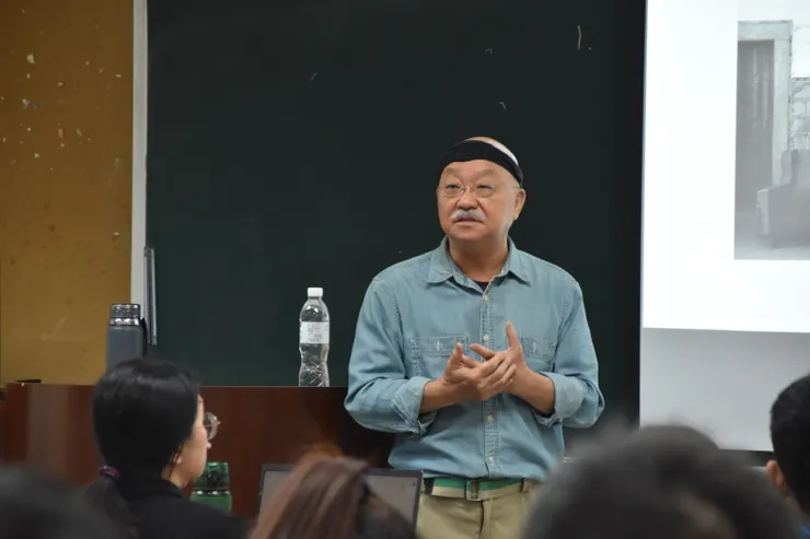 第二場，鍾喬講述「徘徊歷史的斷面：《范天寒和他的弟兄們》、《戲中壁Ｘ》展開的轉型正義劇場」