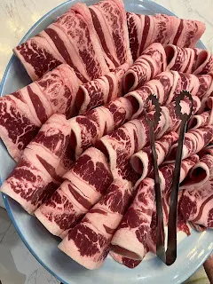 反向交易同樣也要冒風險的，到底股價會不會反彈，都是未知數。所以大方向還是去尋找緩步上漲的標的，因為此去觀察強勢股很重要。有的飆股行情可以持續一個月以上，中間當然也會有下跌，但因為經常上漲，所以已經形成一種確信，而能夠持續吸引資金湧入，就看誰當最後一隻白老鼠。