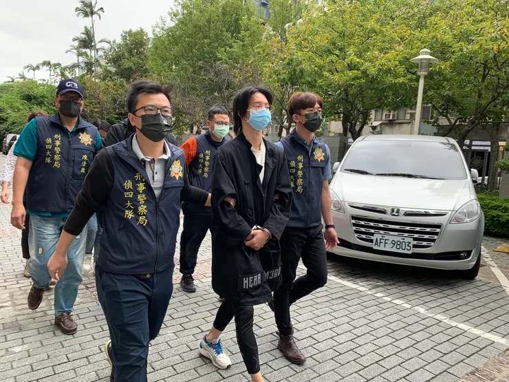 AI學習能力強大,也因此遭到許多有心人士濫用,製作AI假新聞或換臉A片,讓許多民眾受害。圖為網紅小玉因製作名人換臉A片遭警方逮捕,目前估計有超過一百人受害。(圖源:鏡周刊)