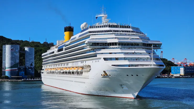 船準備180度調頭駛離基隆港!