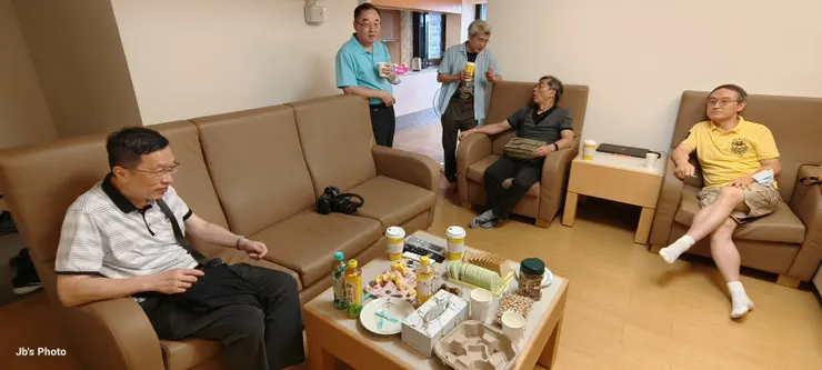 【糕點飲料擺滿茶几】