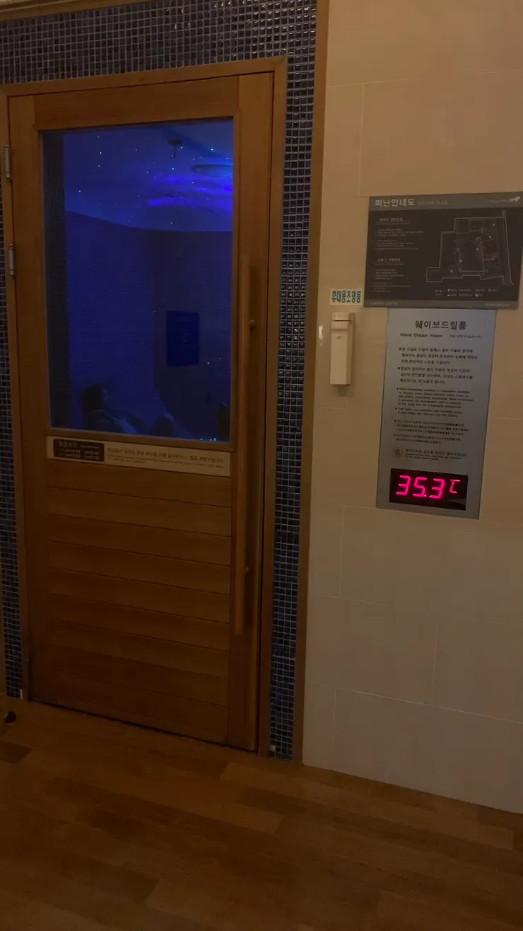 找自己喜歡的房間進入吧。