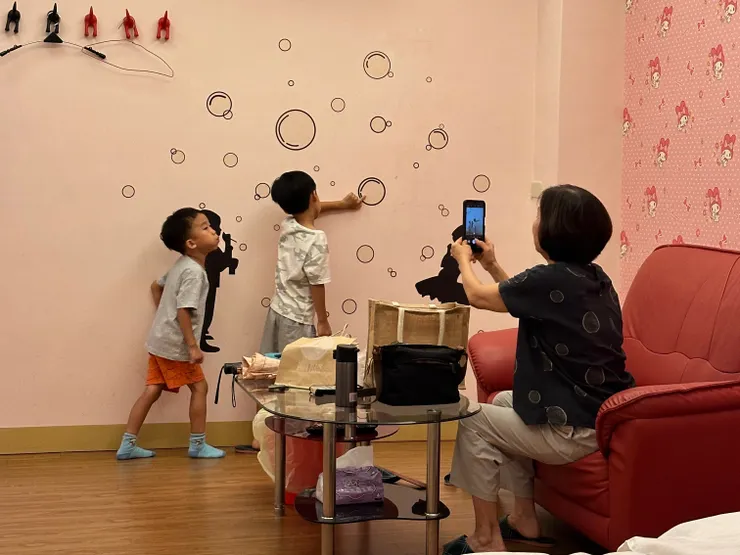 在斗六民宿,兩兄弟來阿嬤房間玩遊戲