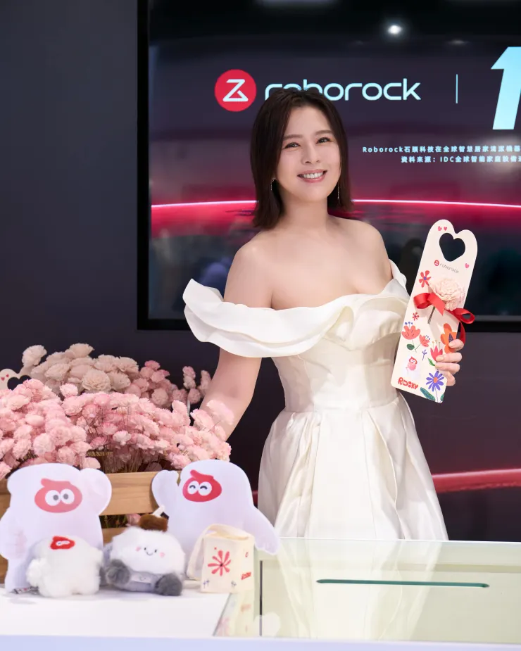 清潔萬事屋屋主劉品言於現場體驗簡易花藝小卡，歡迎民眾於5月1日至5月3日現場免費製作。