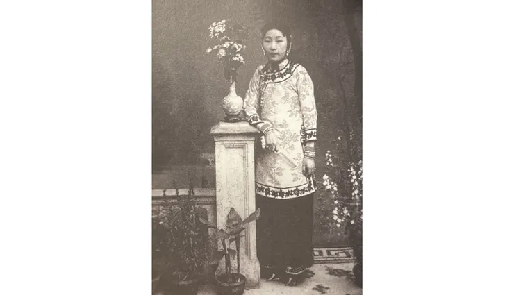 趙孫樹瑩的親婆張潤禪，可見到腳上那雙特製小鞋（截自《追憶上海》）