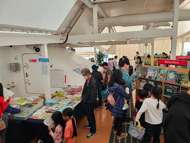 從沒想過船艙、管線、書櫃會在同一個畫面出現