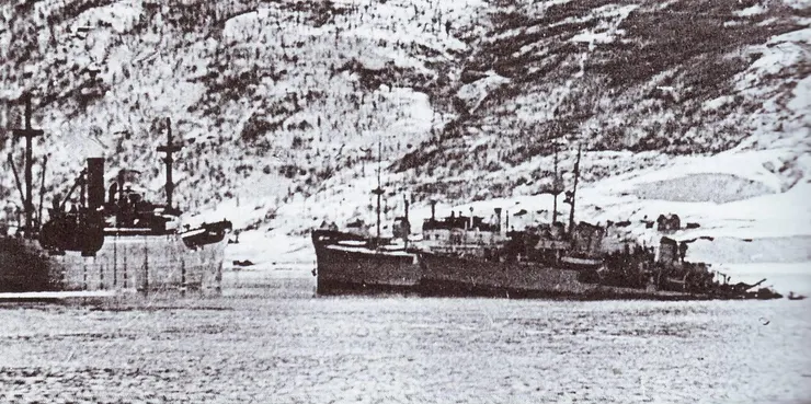 懸掛在瑞典貨輪 Oxelsund 上的驅逐艦 KMS Wilhelm Heidkamp (Z21)。她的船尾大部分沈於海裡，第二天就沉沒了。照片來自 T Eggan 的收藏